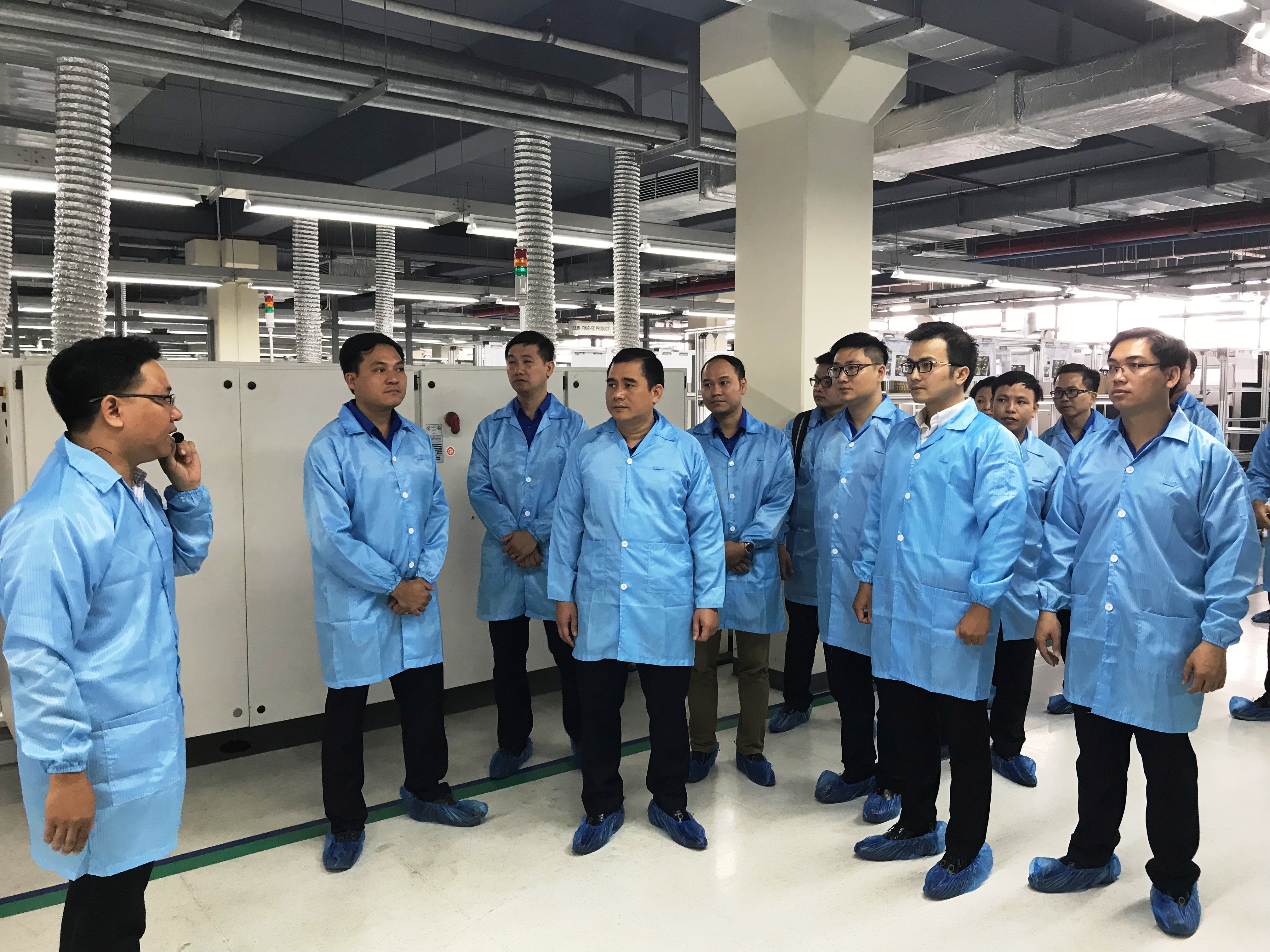 Các đại biểu thăm quan nhà máy điện tử số 2 - VNPT Technology